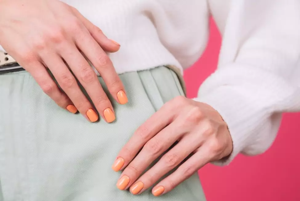 Warna kuku untuk sawo matang © freepik.com