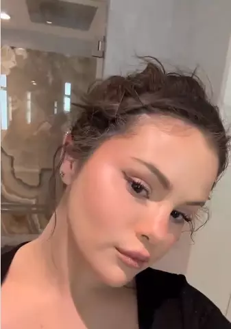 intip cara pakai cream bronzer ala Selena Gomez berbagai sumber intip cara pakai cream bronzer ala Selena Gomez berbagai sumber