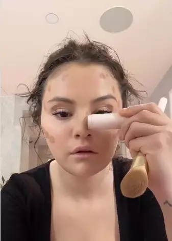 intip cara pakai cream bronzer ala Selena Gomez berbagai sumber intip cara pakai cream bronzer ala Selena Gomez berbagai sumber