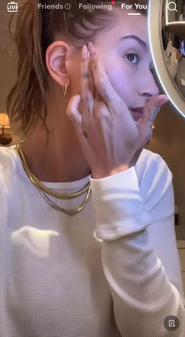 Step makeup ala Hailey Bieber © 2023 brilio.net