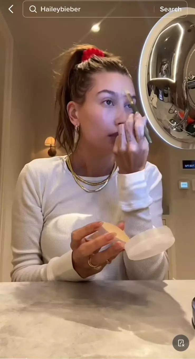 Step makeup ala Hailey Bieber © 2023 brilio.net