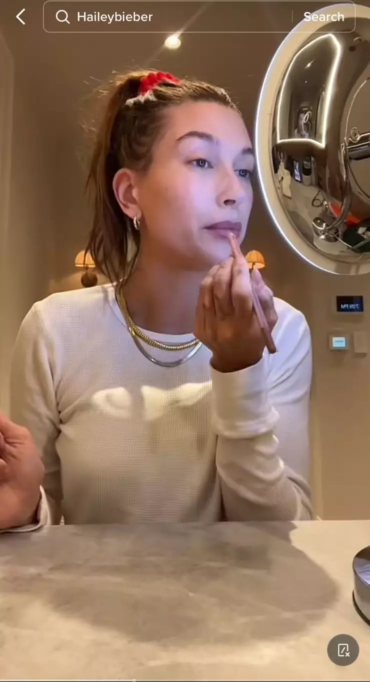 Step makeup ala Hailey Bieber © 2023 brilio.net