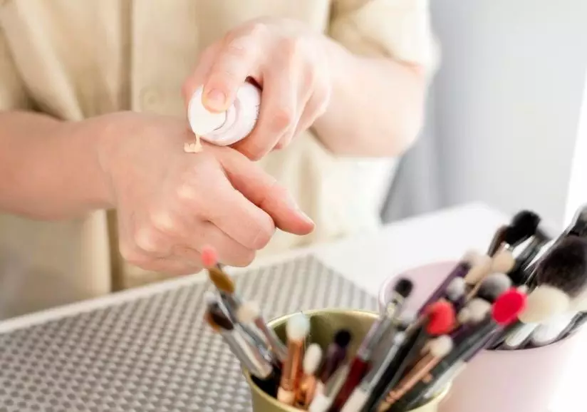 Cara atasi makeup yang menggelap akibat oksidasi © 2023 brilio.net