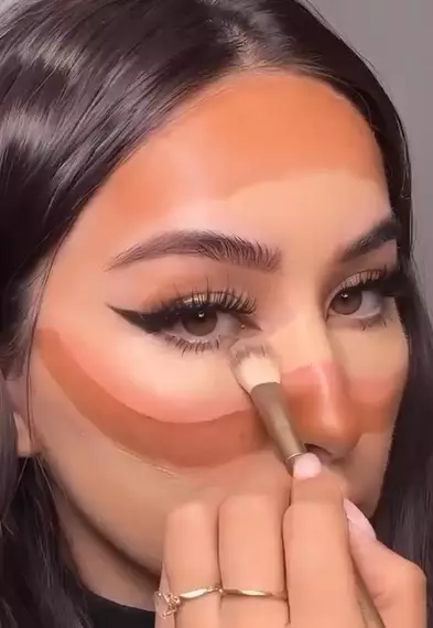 Trik contour sesuai bentuk wajah © berbagai sumber