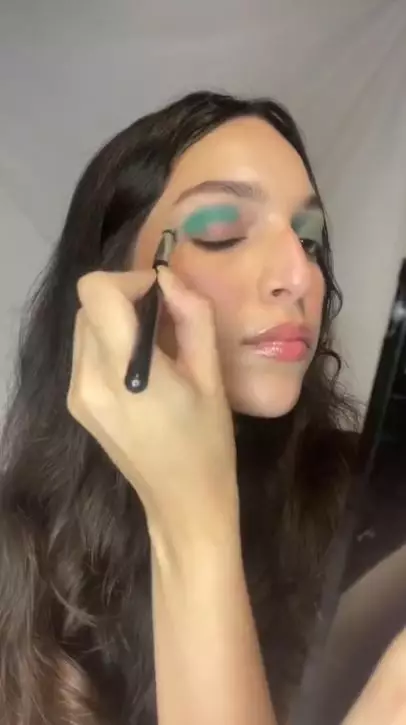 Trik membuat eyeshadow lebih pigmented pakai 2 produk makeup Berbagai sumber