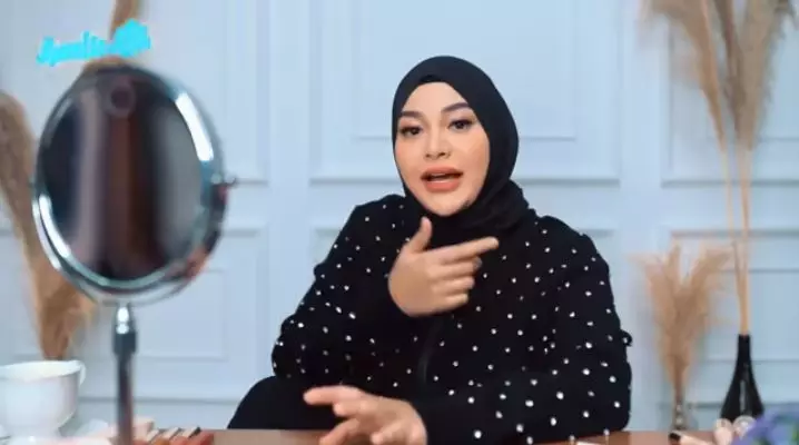 look makeup dewy ala Aurel Hermansyah berbagai sumber