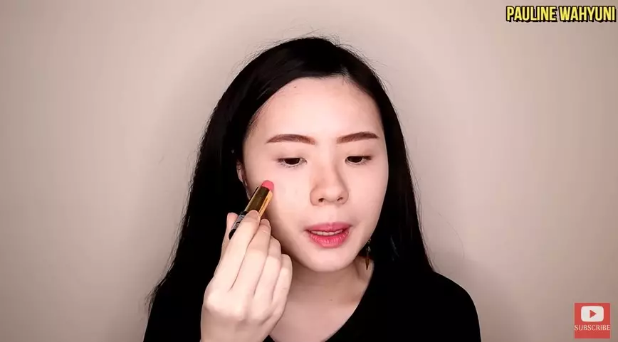 Trik makeup cepat dan mudah © 2023 brilio.net Trik makeup cepat dan mudah © 2023 brilio.net