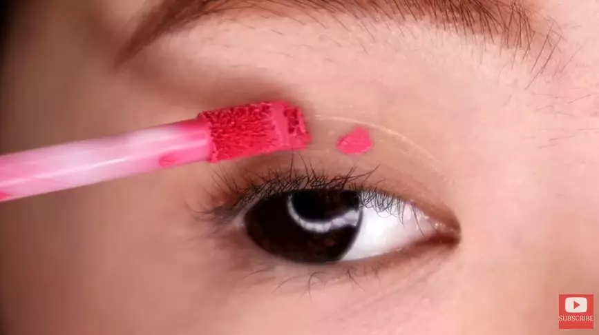 Trik makeup cepat dan mudah © 2023 brilio.net Trik makeup cepat dan mudah © 2023 brilio.net