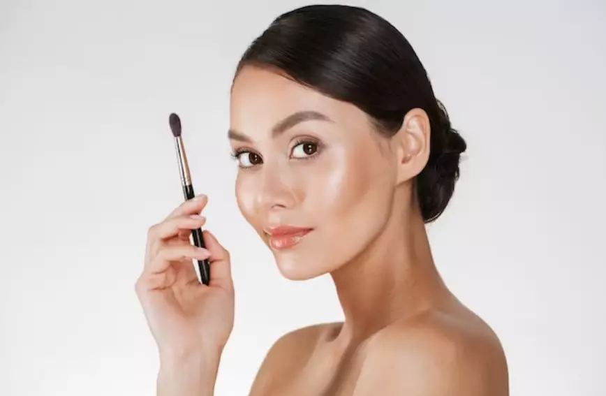 Trik makeup cepat dan mudah © 2023 brilio.net Trik makeup cepat dan mudah © 2023 brilio.net