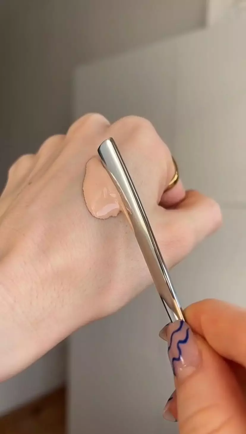 Trik pakai foundation agar tetap terlihat natural dan full coverag © 2023 brilio.net Trik pakai foundation agar tetap terlihat natural dan full coverag © 2023 brilio.net