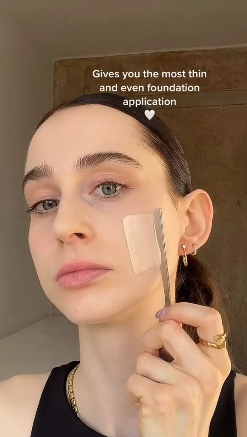 Trik pakai foundation agar tetap terlihat natural dan full coverag © 2023 brilio.net Trik pakai foundation agar tetap terlihat natural dan full coverag © 2023 brilio.net