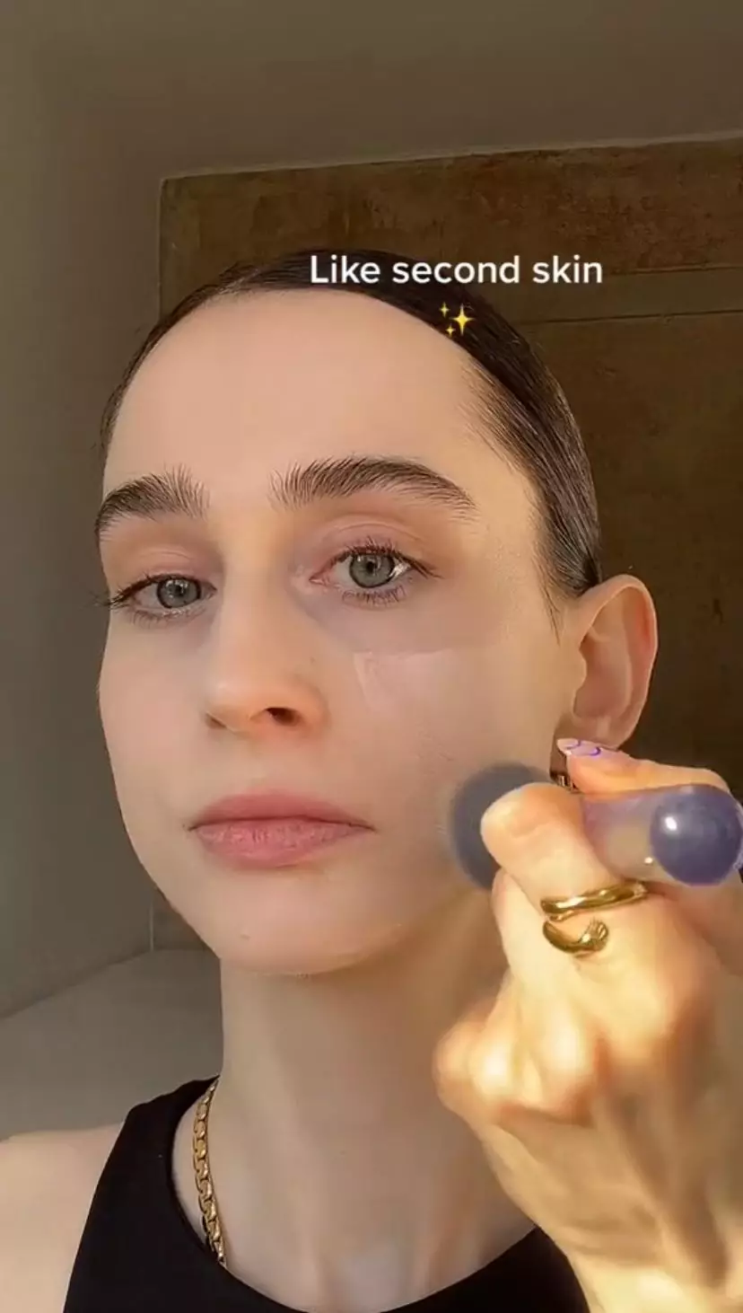 Trik pakai foundation agar tetap terlihat natural dan full coverag © 2023 brilio.net Trik pakai foundation agar tetap terlihat natural dan full coverag © 2023 brilio.net