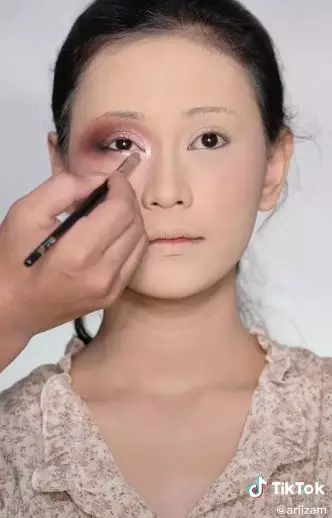 Transformasi cewek kulit berjerawat di makeup MUA pengantin manglingi banget © 2023 brilio.net