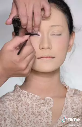Transformasi cewek kulit berjerawat di makeup MUA pengantin manglingi banget © 2023 brilio.net