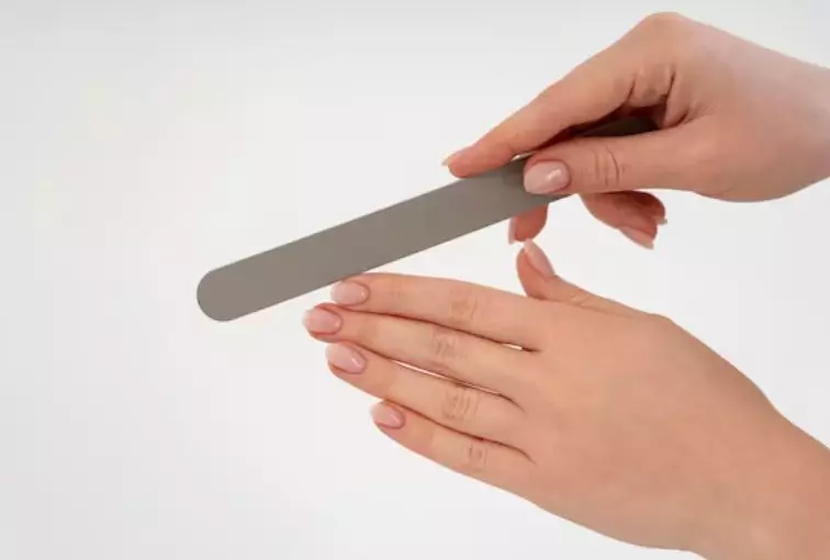 cara mengatasi kuku rusak akibat nail art © 2023 brilio.net cara mengatasi kuku rusak akibat nail art © 2023 brilio.net