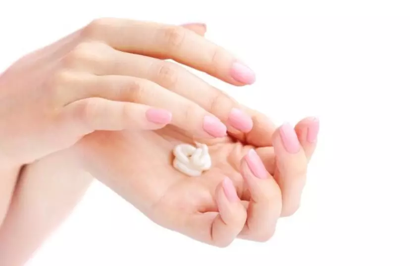 cara mengatasi kuku rusak akibat nail art © 2023 brilio.net cara mengatasi kuku rusak akibat nail art © 2023 brilio.net