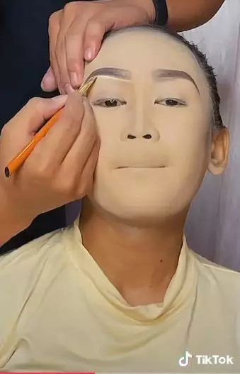 Gadis kulit eksotis dirias jadi pengantin berbagai sumber