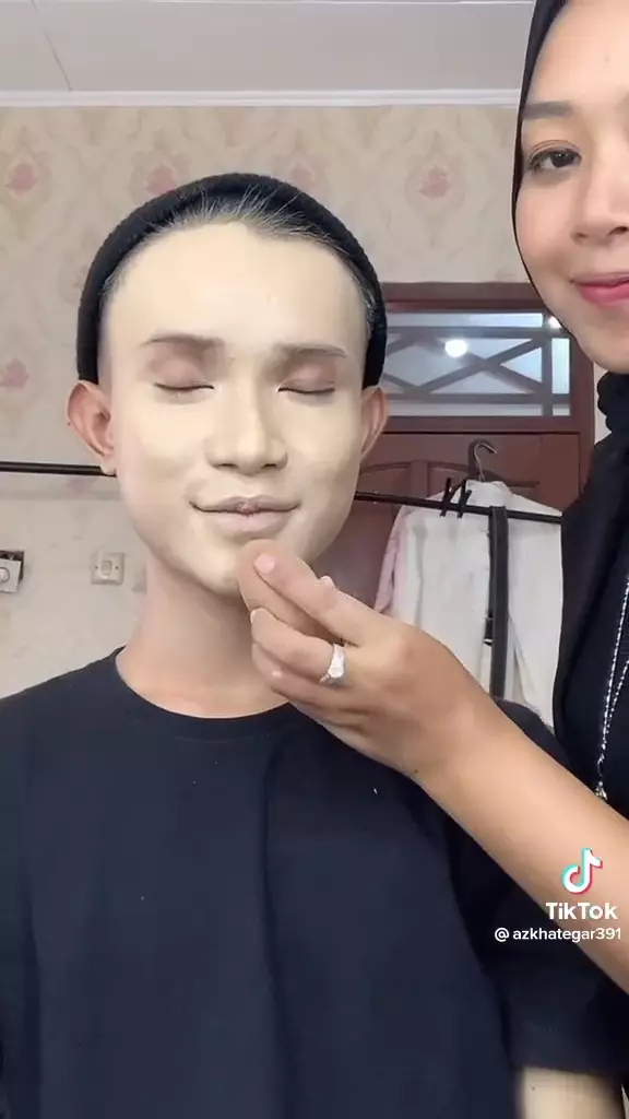 7 Transformasi pria dirias MUA jadi pengantin Palembang © 2023 berbagai sumber