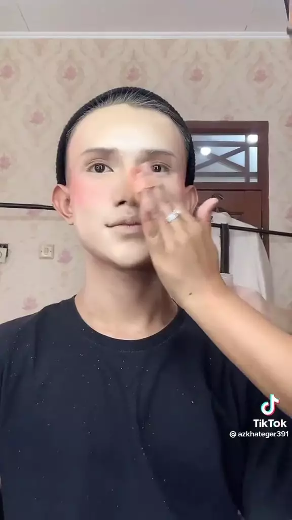 7 Transformasi pria dirias MUA jadi pengantin Palembang © 2023 berbagai sumber