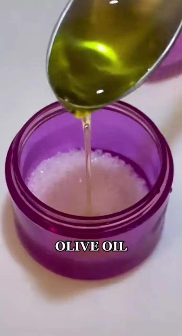 mengatasi bibir kering dan pecah ini cuma butuh 2 bahan © 2023 brilio.net mengatasi bibir kering dan pecah ini cuma butuh 2 bahan © 2023 brilio.net