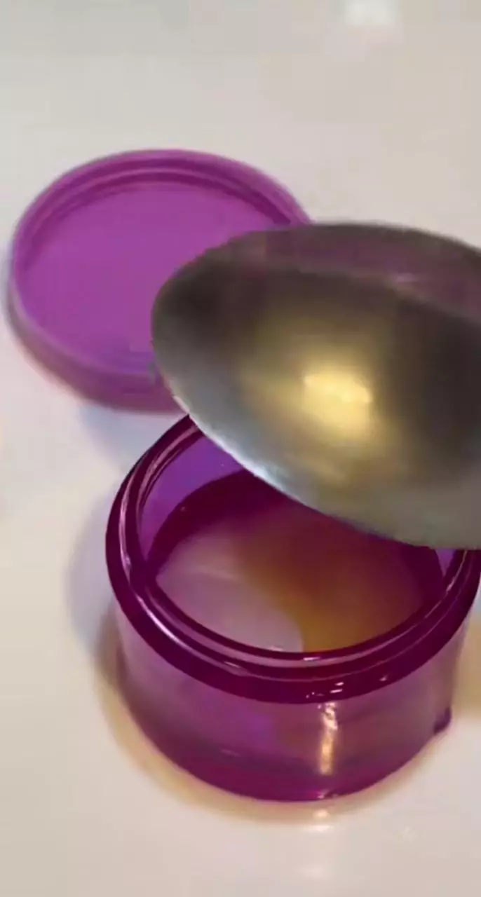 mengatasi bibir kering dan pecah ini cuma butuh 2 bahan © 2023 brilio.net mengatasi bibir kering dan pecah ini cuma butuh 2 bahan © 2023 brilio.net