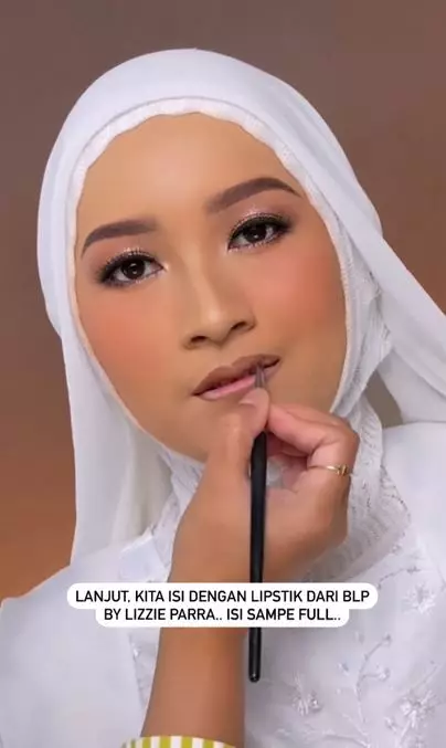 Trik memakai lipstik nude agar tidak pucat Berbagai sumber