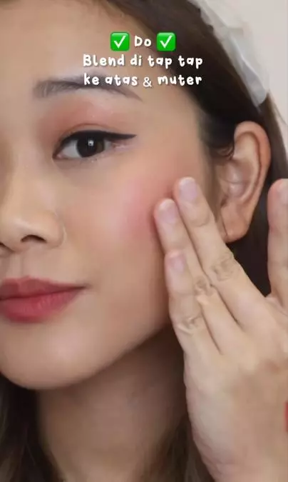 Cara mengaplikasikan blush on cream agar tidak menor pakai jari Berbagai sumber