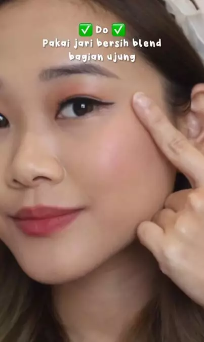 Cara mengaplikasikan blush on cream agar tidak menor pakai jari Berbagai sumber