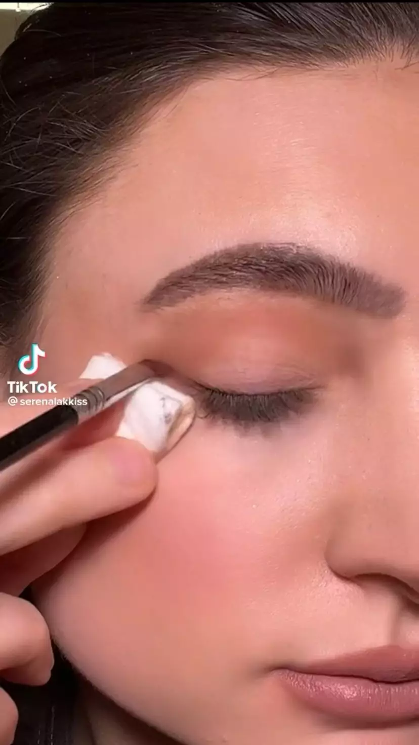 trik bikin eyeshadow dan eyeliner bak MUA profesional © 2023 berbagai sumber