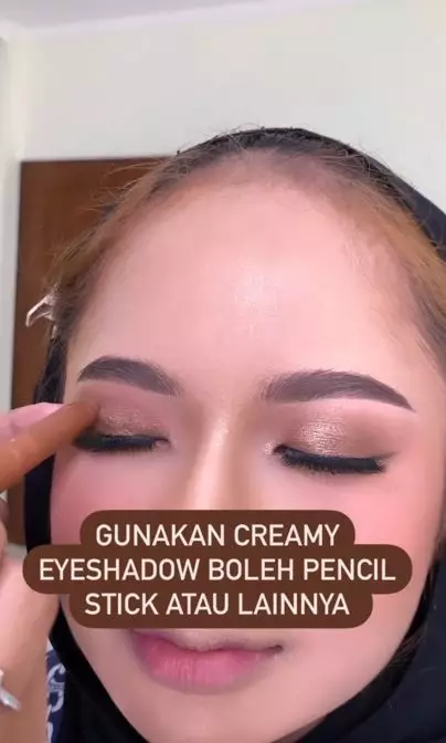 Trik atasi eyeliner bleber cuma pakai 2 alat makeup Berbagai sumber