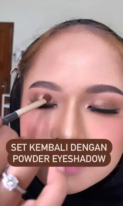 Trik atasi eyeliner bleber cuma pakai 2 alat makeup Berbagai sumber