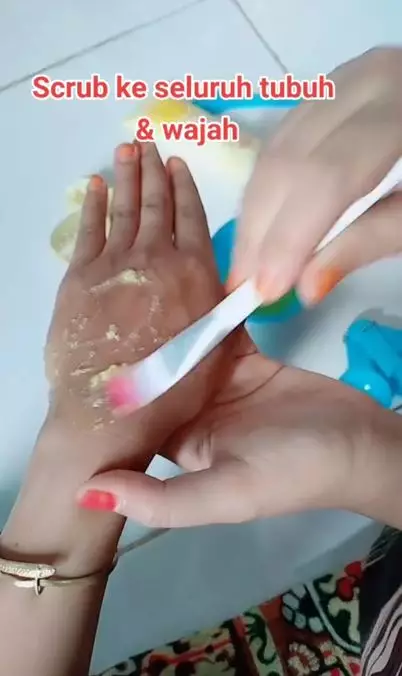 Trik ubah facial wash jadi scrub pakai 2 bahan dapur Berbagai sumber Trik ubah facial wash jadi scrub pakai 2 bahan dapur Berbagai sumber