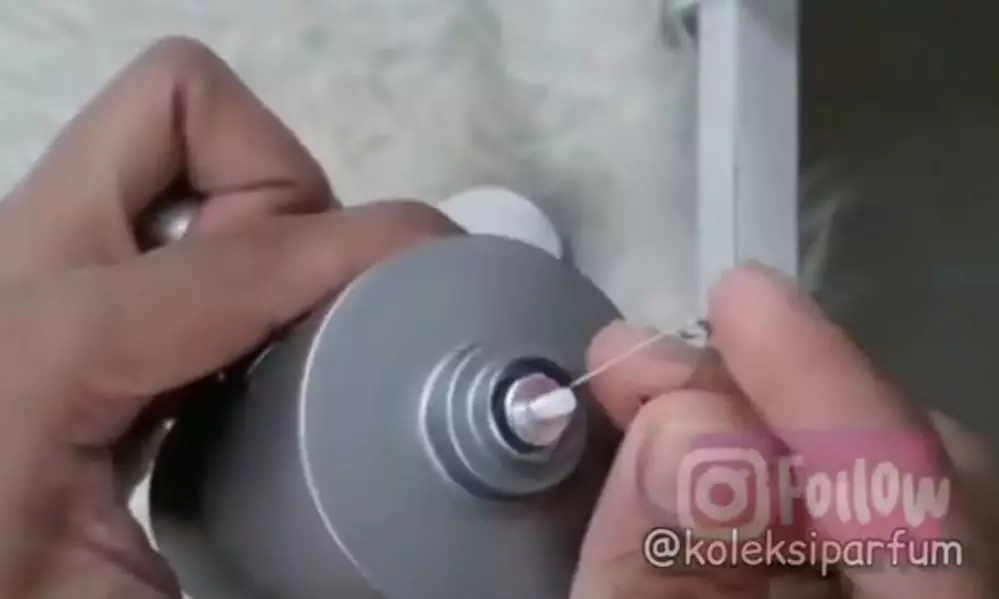 Cara memperbaiki semprotan parfum yang macet cuma pakai 1 alat rumahan Berbagai sumber Cara memperbaiki semprotan parfum yang macet cuma pakai 1 alat rumahan Berbagai sumber