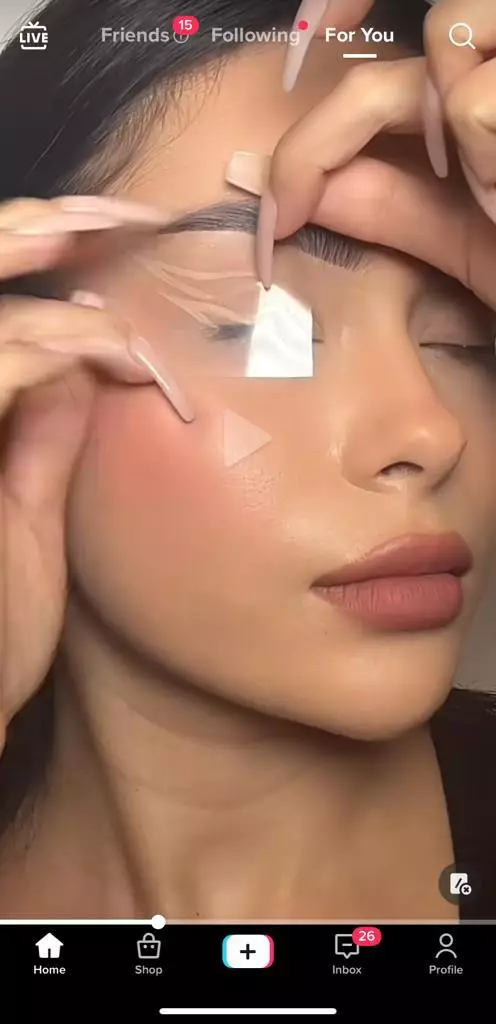 Trik bikin eyeliner simetris cuma pakai 1 alat tulis © 2023 brilio.net