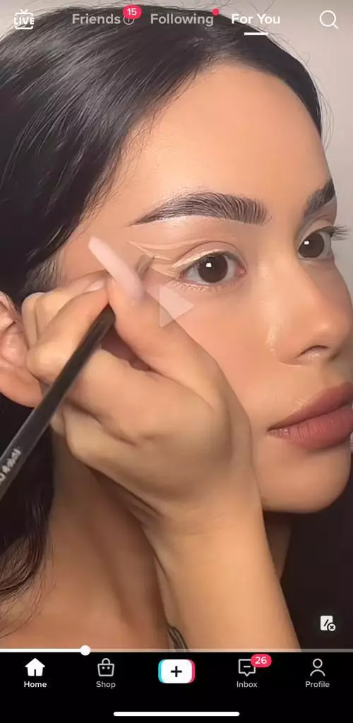 Trik bikin eyeliner simetris cuma pakai 1 alat tulis © 2023 brilio.net