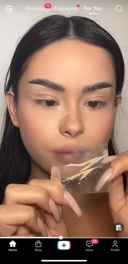 Trik bikin eyeliner simetris cuma pakai 1 alat tulis © 2023 brilio.net