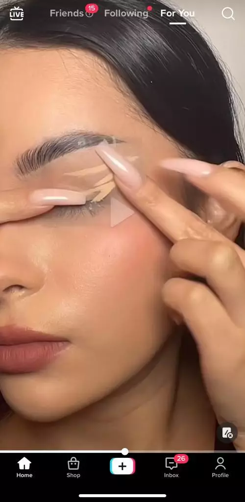 Trik bikin eyeliner simetris cuma pakai 1 alat tulis © 2023 brilio.net