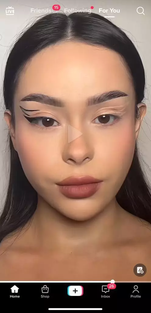 Trik bikin eyeliner simetris cuma pakai 1 alat tulis © 2023 brilio.net