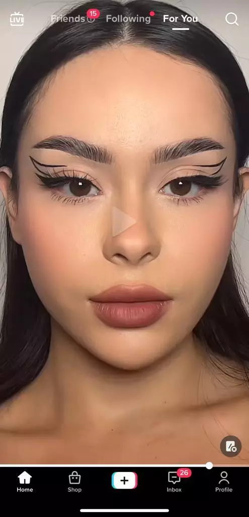 Trik bikin eyeliner simetris cuma pakai 1 alat tulis © 2023 brilio.net