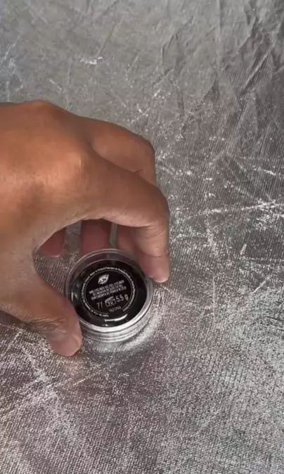 Trik menyimpan eyeliner gel agar tak cepat kering Berbagai sumber