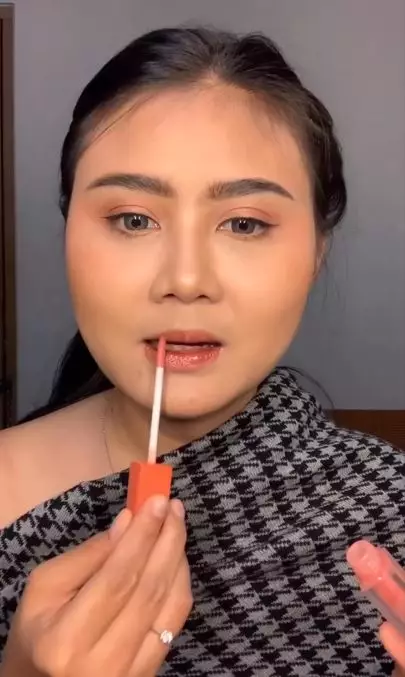 Trik warnai bibir agar lebih fresh pakai 1 produk riasan mata Berbagai sumber
