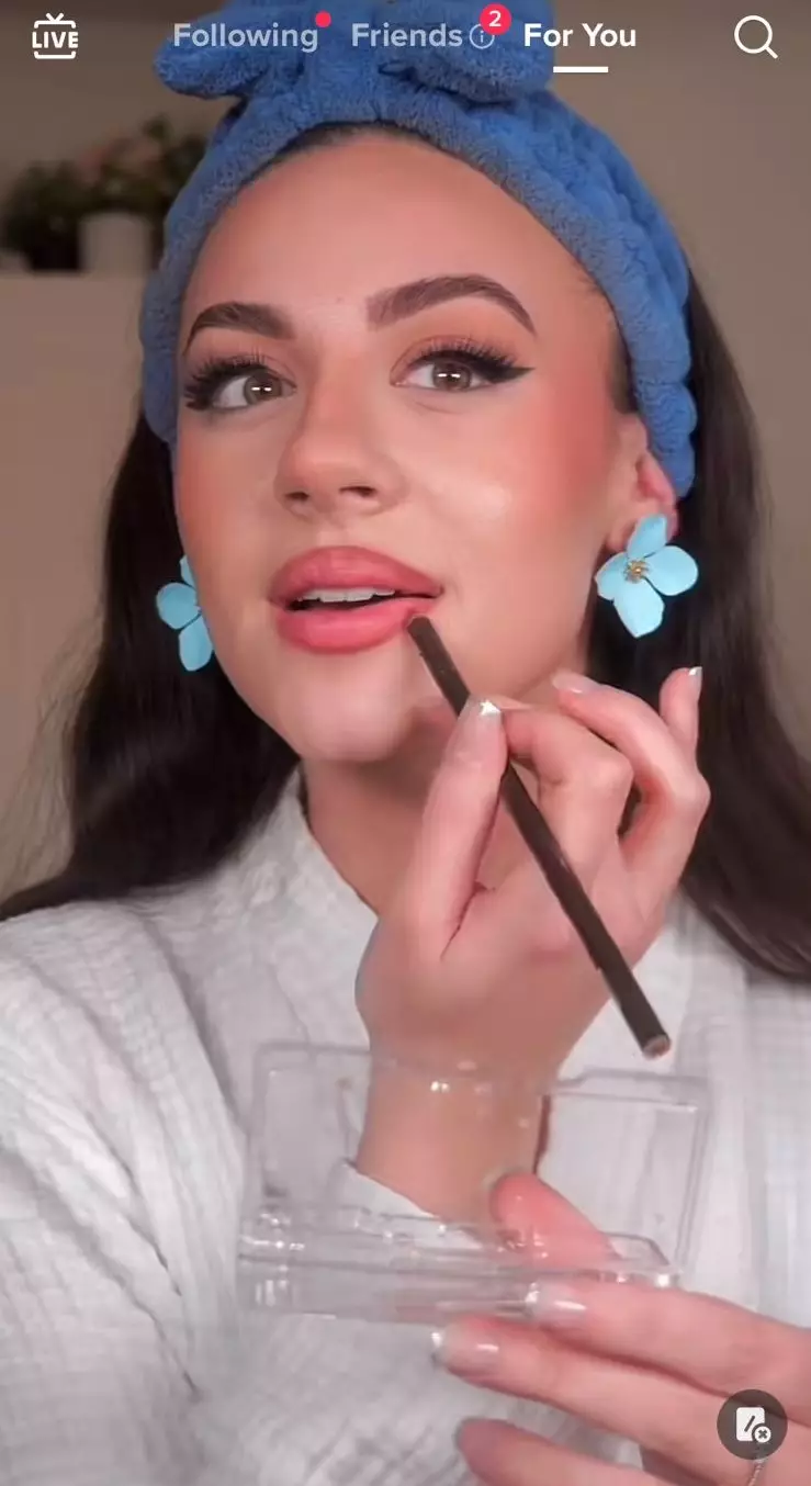 trik membuat lip liner Istimewa trik membuat lip liner Istimewa