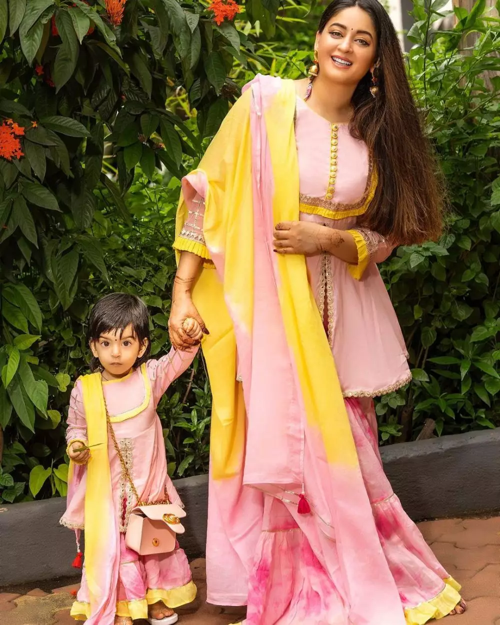 Mahhi Vij Nakusha glamor pakai baju tradisional India © berbagai sumber