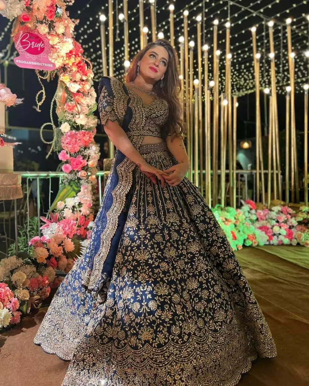 Mahhi Vij Nakusha glamor pakai baju tradisional India © berbagai sumber