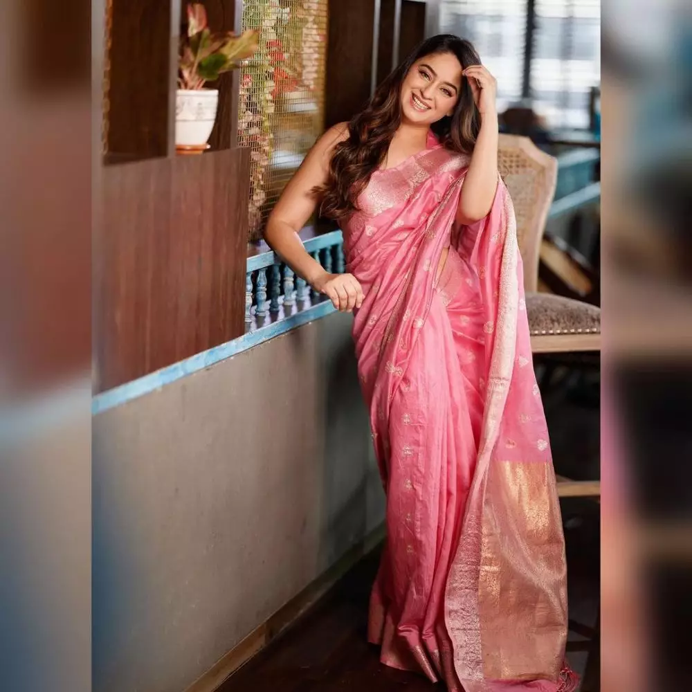 Mahhi Vij Nakusha glamor pakai baju tradisional India © berbagai sumber