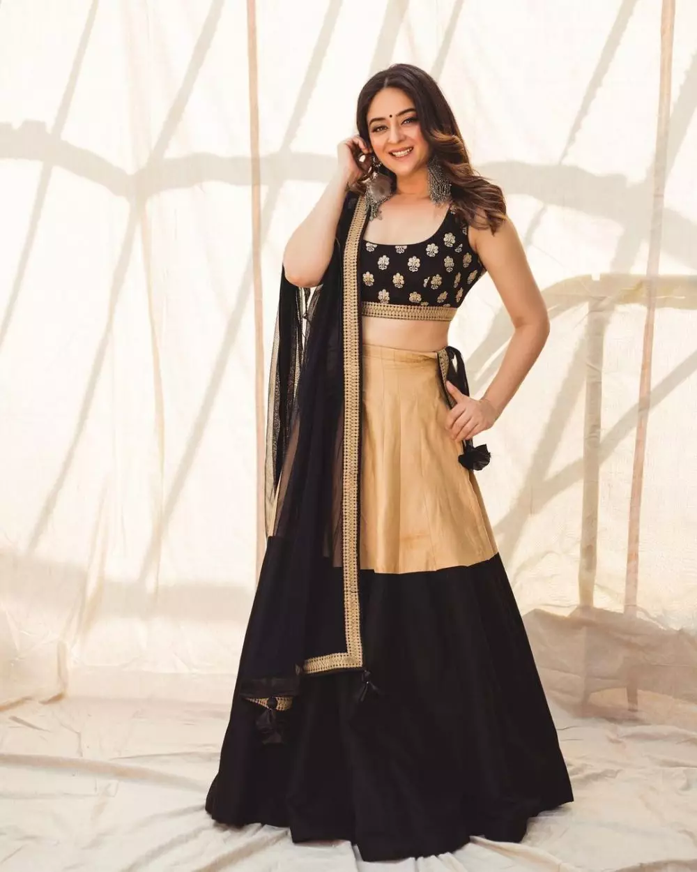 Mahhi Vij Nakusha glamor pakai baju tradisional India © berbagai sumber