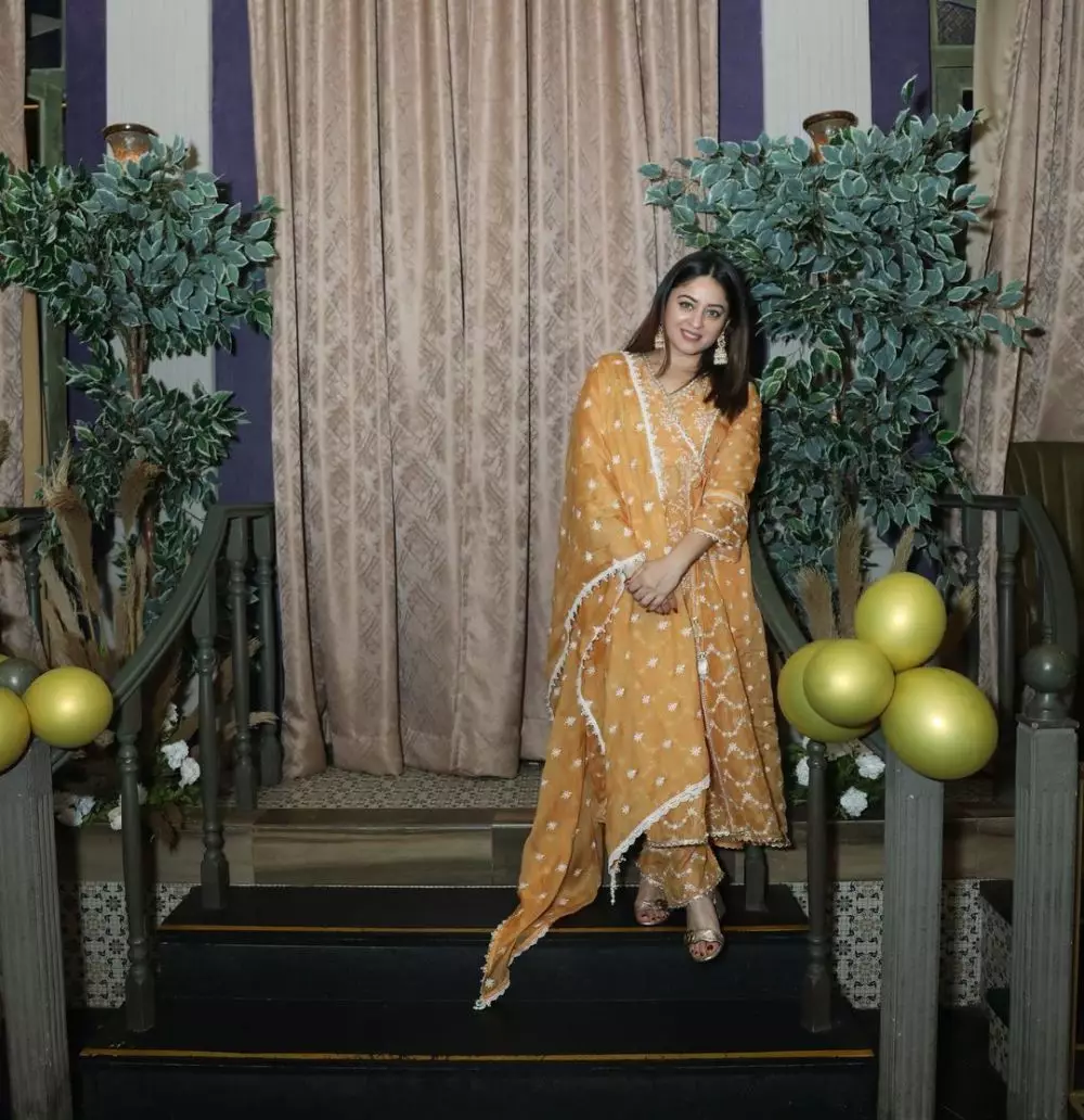 Mahhi Vij Nakusha glamor pakai baju tradisional India © berbagai sumber