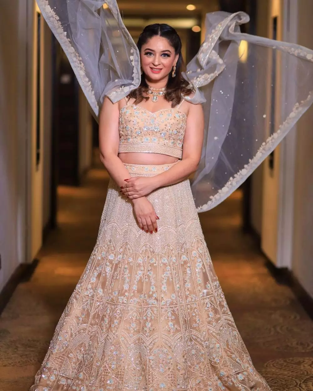 Mahhi Vij Nakusha glamor pakai baju tradisional India © berbagai sumber