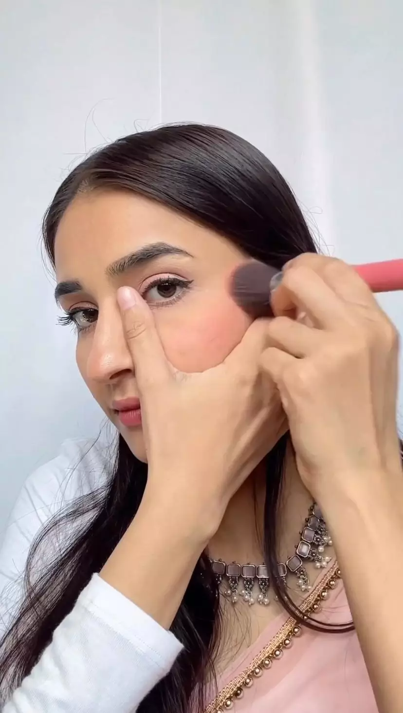 trik memakai blush on © 2023 brilio.net