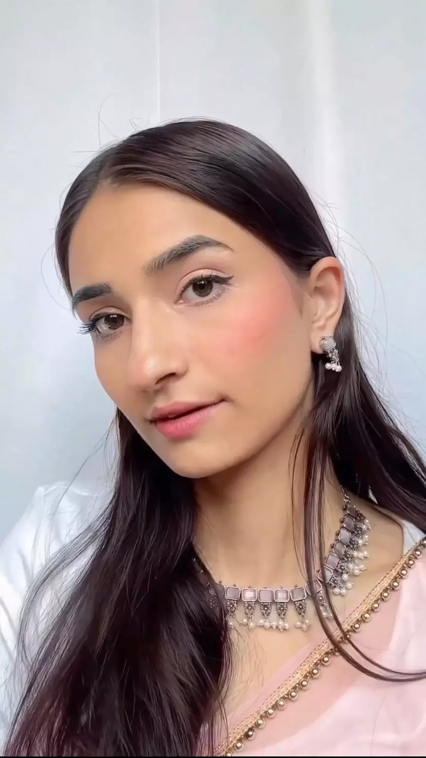 trik memakai blush on © 2023 brilio.net